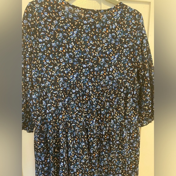 Like New! Short tiered floral dress - Picture 5 of 6